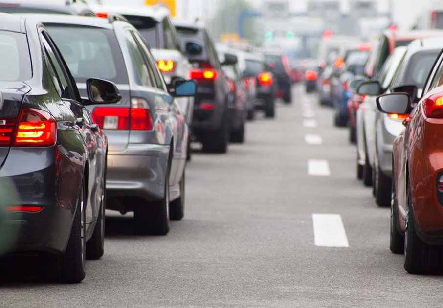 Pkw kommt von der Fahrbahn ab