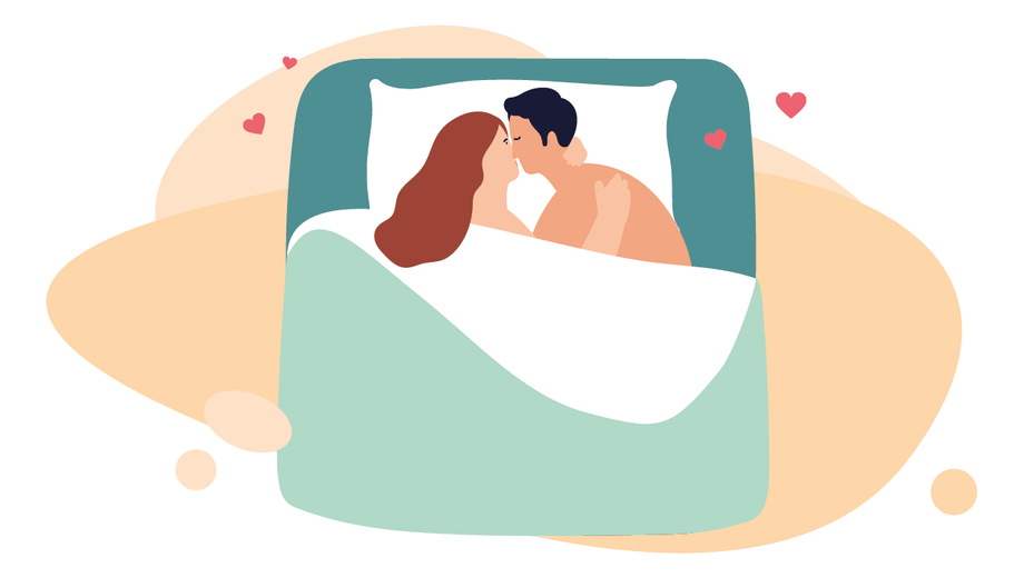 Eine Frau und ein Mann liegen in einem Bett und küssen sich.