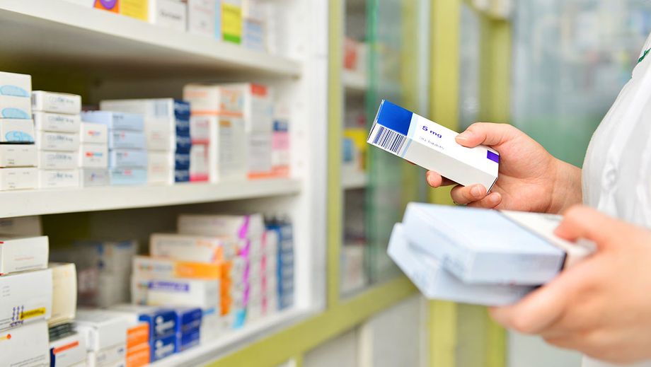 Ein Regal mit Medikamenten