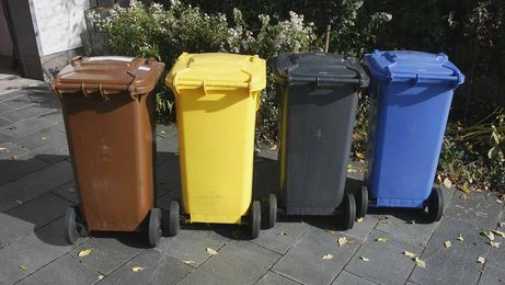 Biotonne, gelbe Tonne, Restmülltonne und Papiertonne