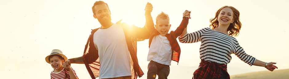 Vater wirbelt sein Kind herum