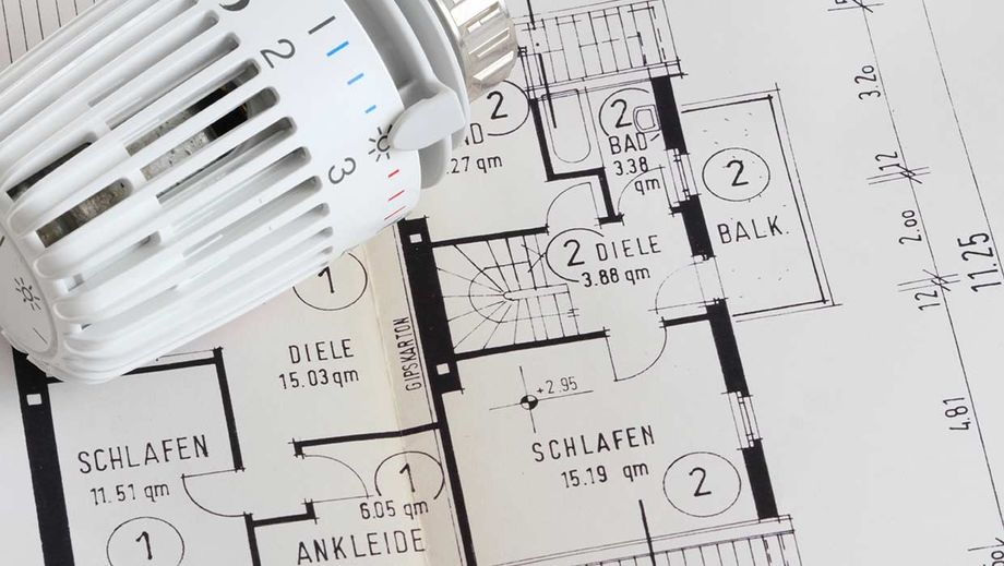 Grundriss einer Wohnung und Heizungsthermostat