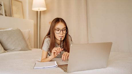 Eine Nachhilfelehrerin betreut ein Kind bei den Hausaufgaben