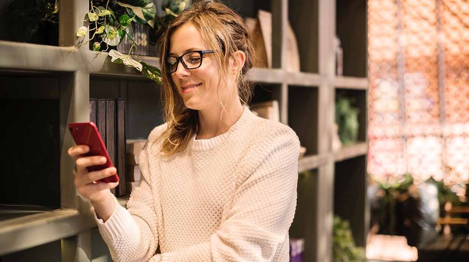 Junge Frau sucht im Internet nach einem Partner