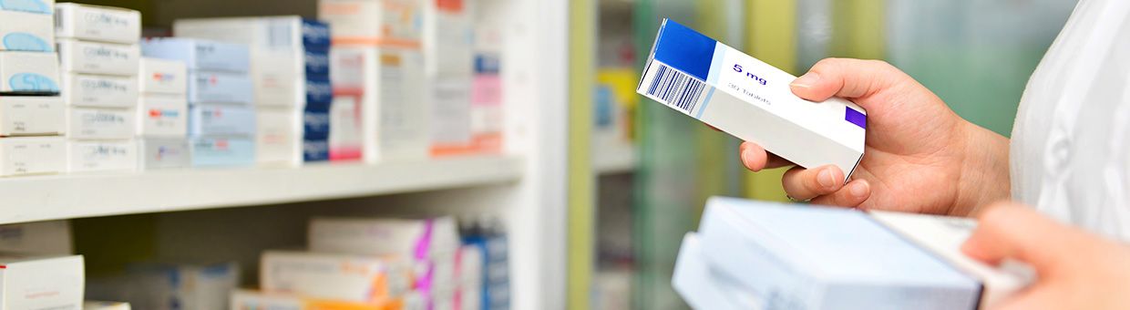Regal mit Medikamenten in einer Apotheke.
