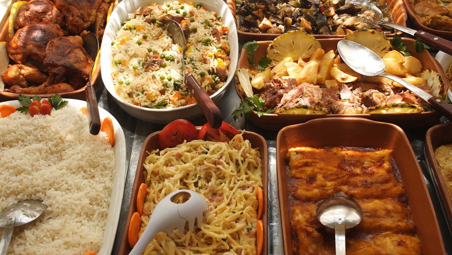 Buffet mit unterschiedlichen Speisen