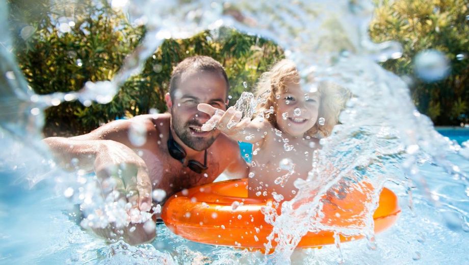 Ein Mann schwimmt in dunklem Wasser.