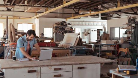 Handwerker in einer Werkstatt