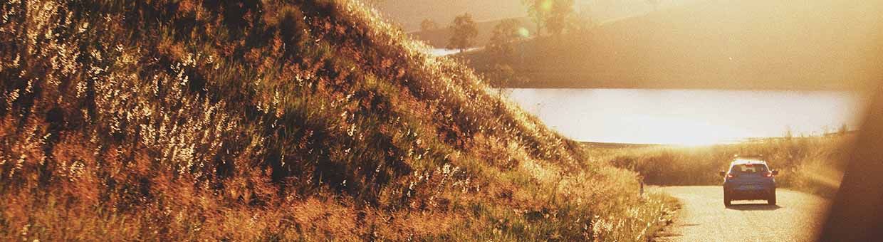 Auto auf Straße Richtung Sonne