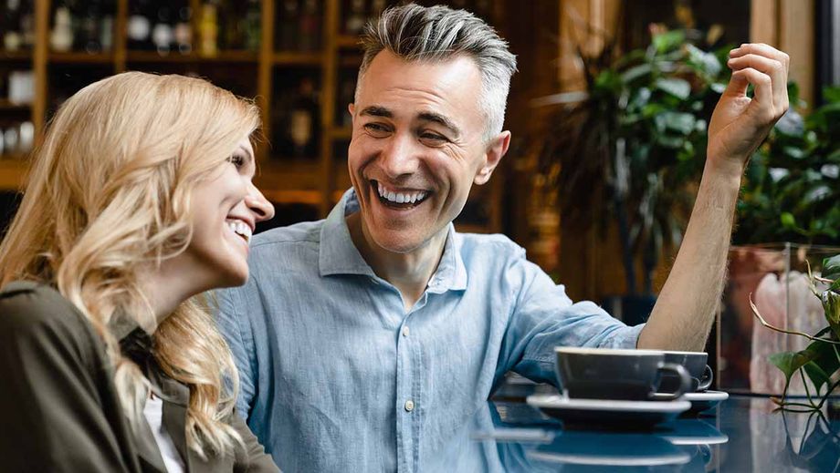 Paar unterhält sich lachend