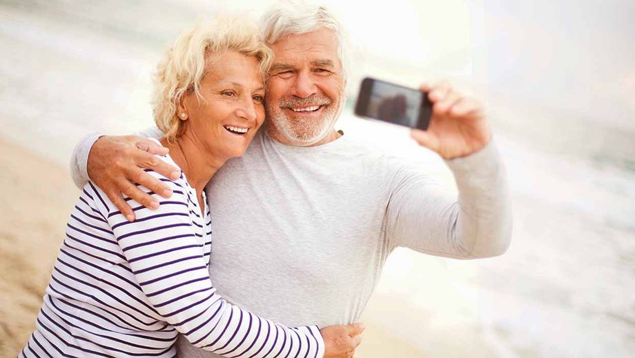 Mann und Frau machen Selfie
