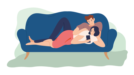 Zwei Freunde liegen auf der Couch.