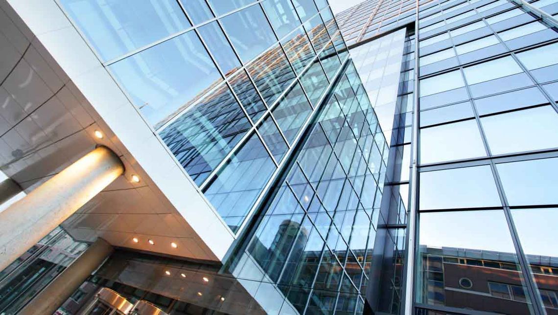 Bürogebäude mit großen Glasfronten