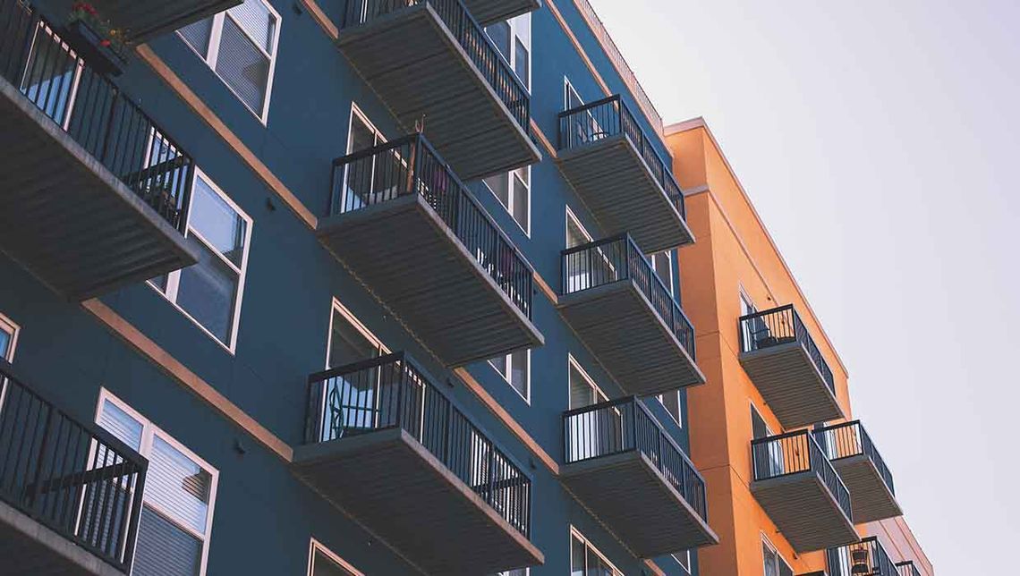 Ein großes Wohnhaus