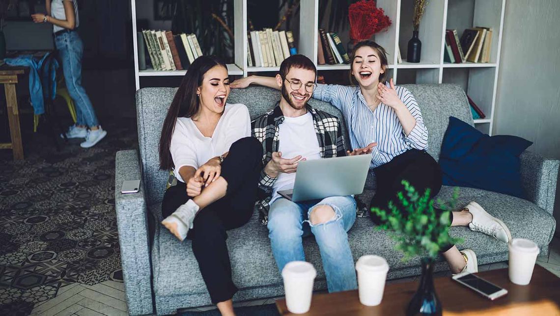 Vier Personen in einer WG-Küche