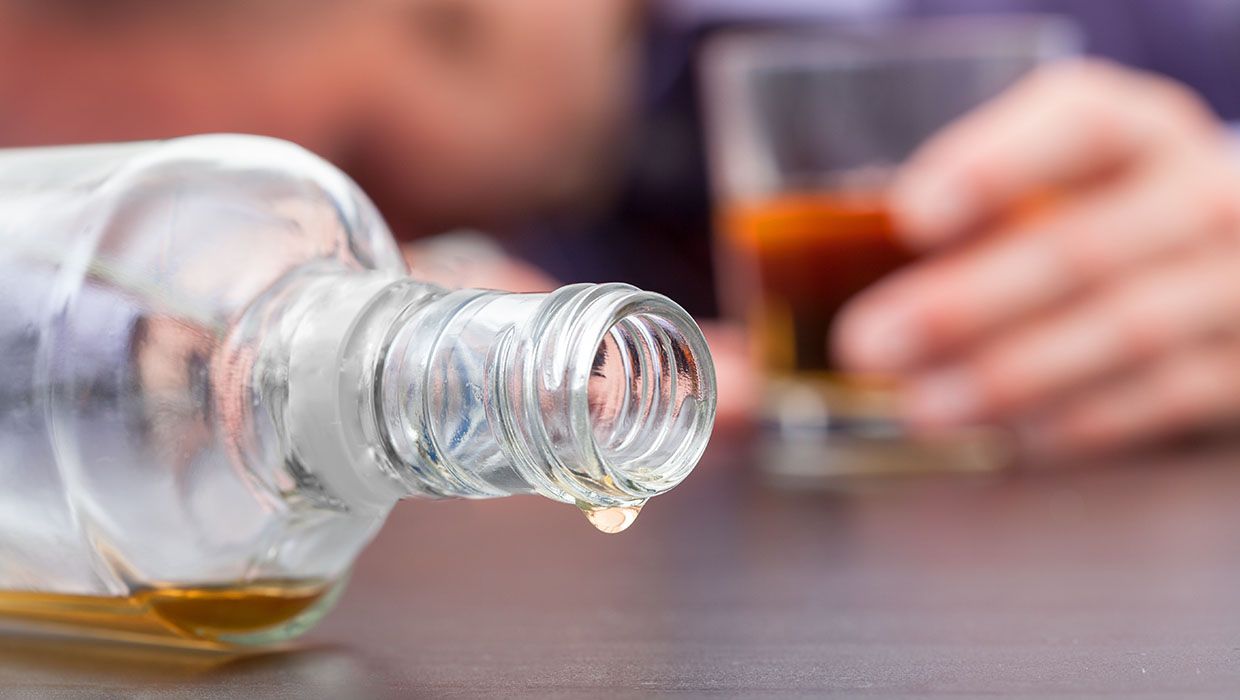 ++ mit Gullydeckel Eingangstür von Tankstelle beschädigt ++ Eier gegen/in Polizeiwache geworfen - psychisch krank ++ betrunken verunfallt - Gartenzaun und Hauswand beschädigt ++