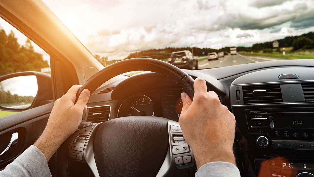 Autofahrer ohne Führerschein verursacht Schaden und versucht zu flüchten - ohne Erfolg