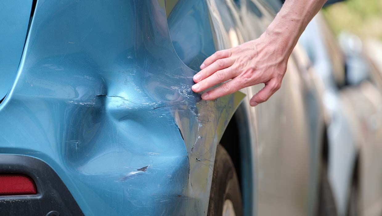 Autofahrer ohne Führerschein verursacht Schaden und versucht zu flüchten - ohne Erfolg