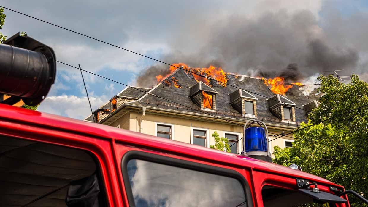 FW Rheingau-Taunus: Dachstuhlbrand in Taunusstein-Bleidenstadt: Drei Verletzte, Haus unbewohnbar