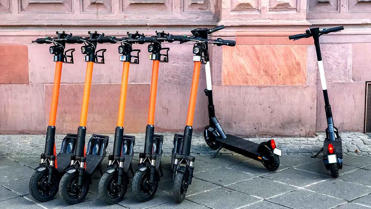 Nach Verkehrsunfall mit drei Toten: Polizei sucht weiterhin Zeugen; Einbruch in Wohnhaus: Bargeld gestohlen; Zeugensuche nach Kollision zwischen Auto und E-Scooter; und mehr