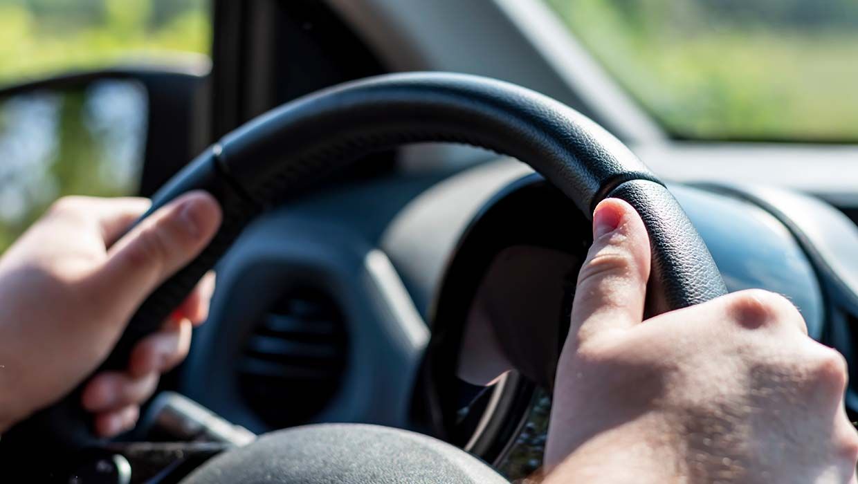 Verkehrsunfall mit Fahrerflucht: Autofahrer fährt 70-Jährigem über den Fuß