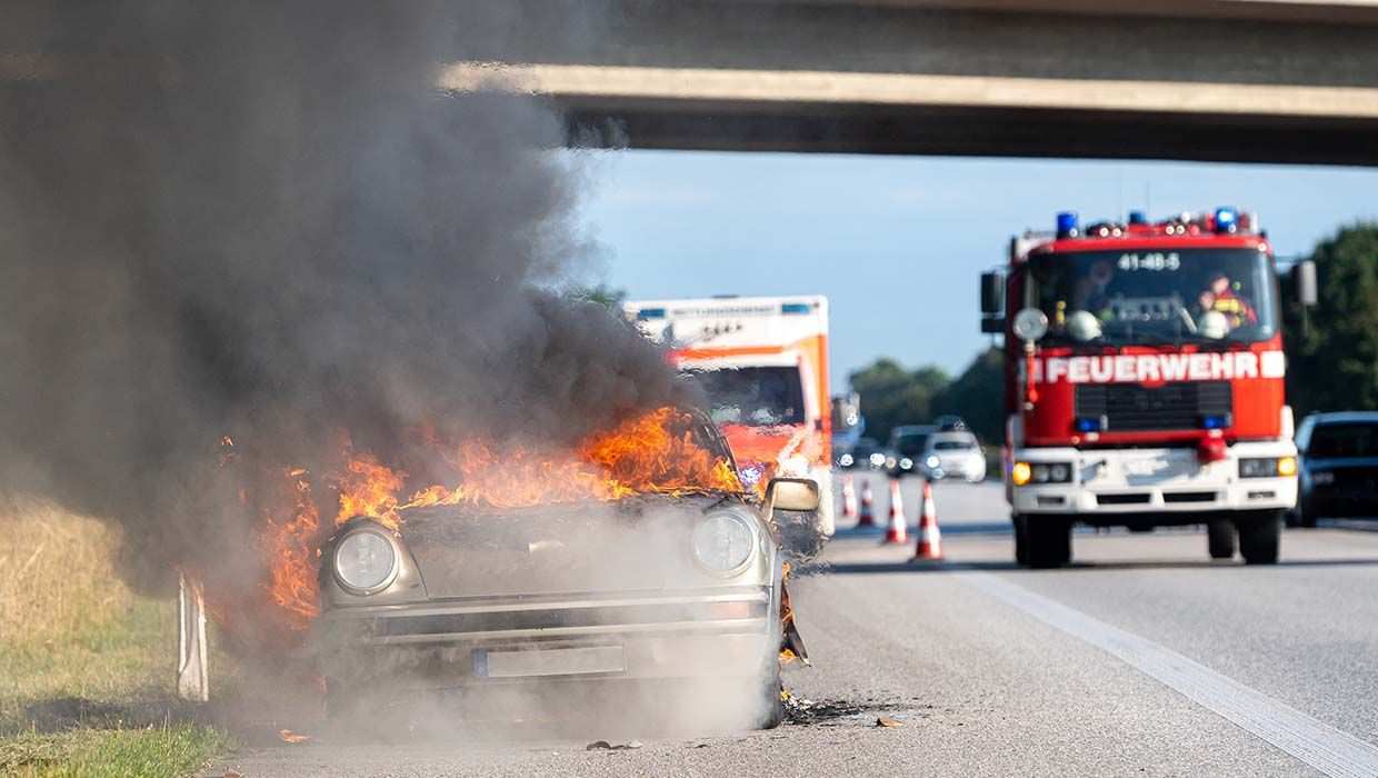 (1183) Ungeklärtes Unfallgeschehen auf der A9 bei Greding - Pkw-Fahrer kam bei Fahrzeugbrand ums Leben - Polizeibeamte erlitten bei Löschversuch Rauchgasvergiftung