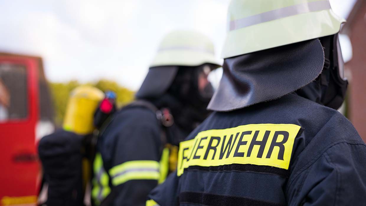 ++ Brand und starke Rauchentwicklung in Garage - Feuerwehr im Löscheinsatz - Benzinstrahl entzündet Baumarktgasheizung ++ leeren Kaninchenstall angezündet ++ Unfall auf der Bundesstraße