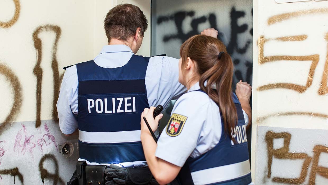 Bundespolizeidirektion München: Kurios: Per Haftbefehl Gesuchter stellt sich selbst bei der Bundespolizei in Hof