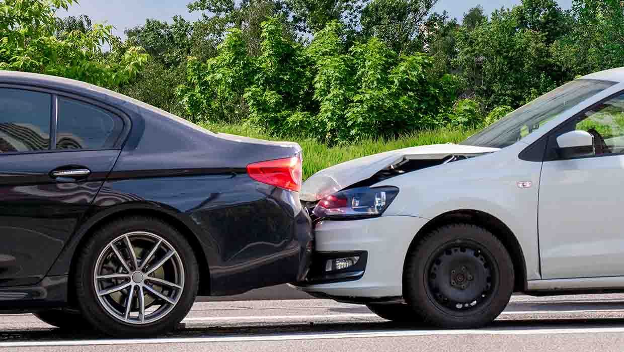 Verkehrsunfall auf der A 42 bei Duisburg - Reifenplatzer - Kollision zweier Pkw - Mehrere verletzte Personen - Rettungshubschrauber im Einsatz