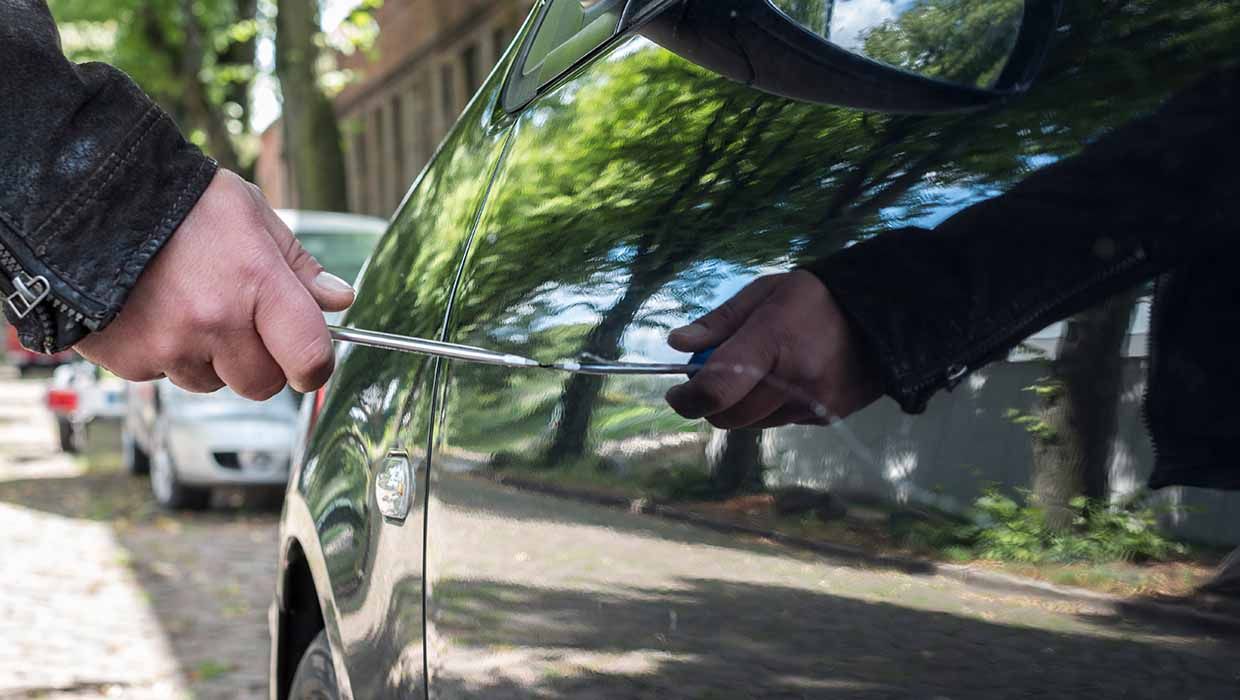 +++ Einbruch in einen Keller +++ Fensterrahmen durch Böller beschädigt +++ Auto zerkratzt +++ Randalierer in Gewahrsam genommen +++