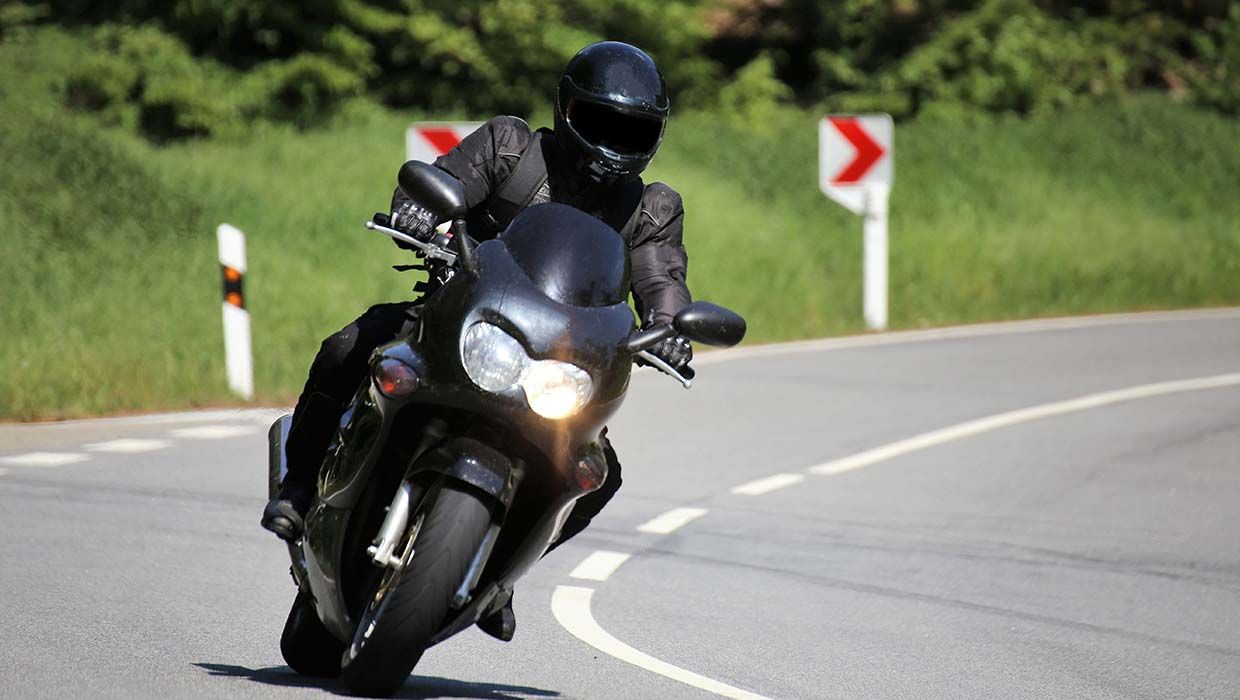 Tönisvorst-Vorst: Motorradfahrer kommt von der Fahrbahn ab und verletzt sich schwer