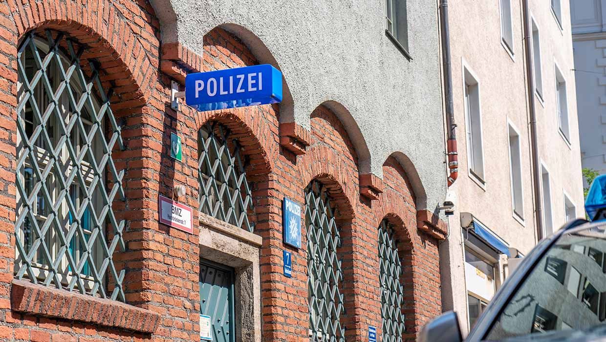 ++ mit Gullydeckel Eingangstür von Tankstelle beschädigt ++ Eier gegen/in Polizeiwache geworfen - psychisch krank ++ betrunken verunfallt - Gartenzaun und Hauswand beschädigt ++