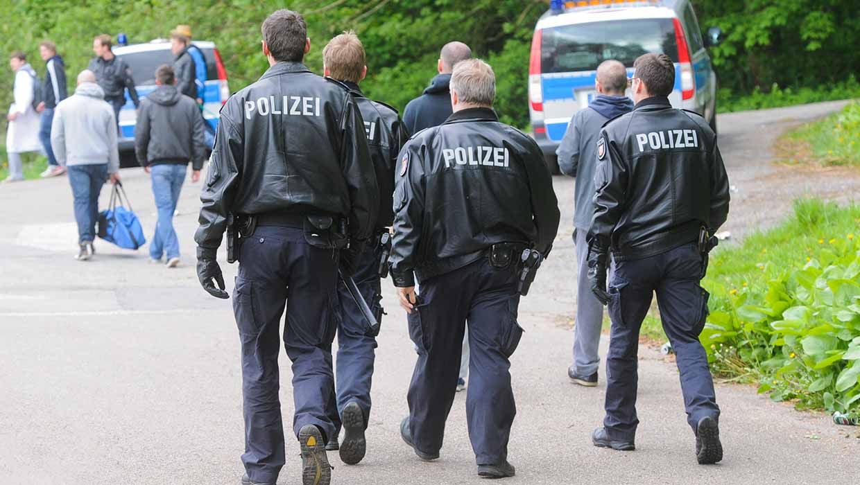 +++ Einbruch in einen Keller +++ Fensterrahmen durch Böller beschädigt +++ Auto zerkratzt +++ Randalierer in Gewahrsam genommen +++