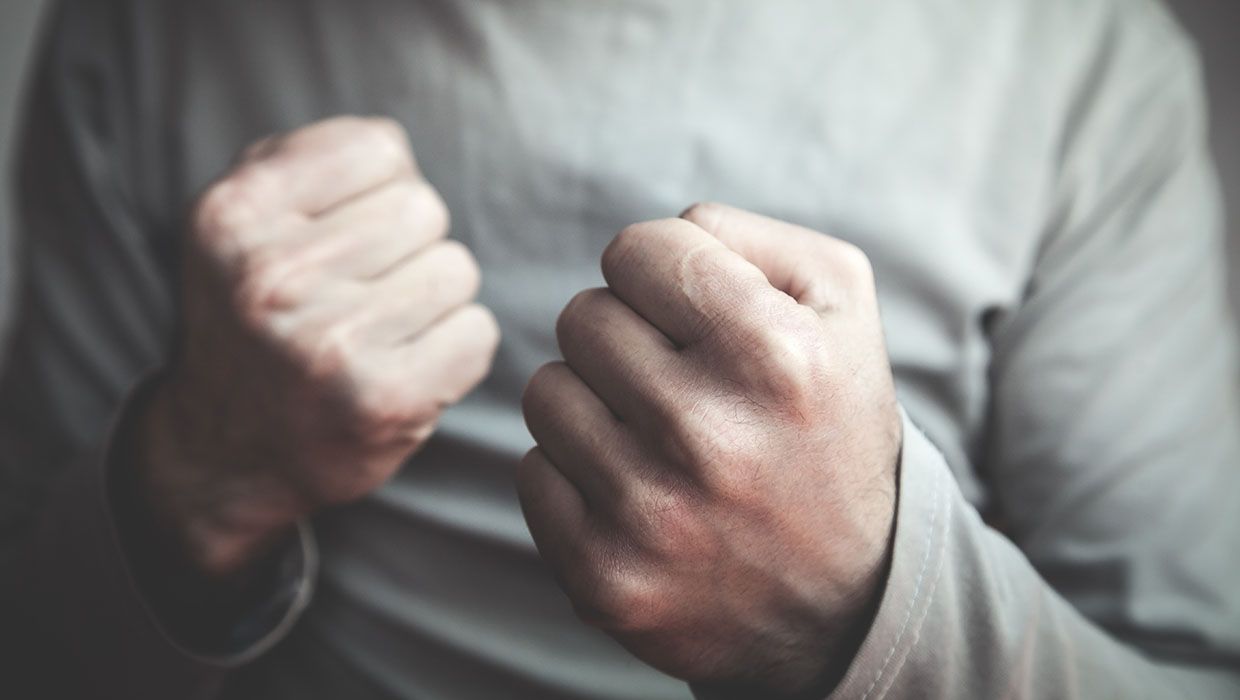 Männliche Person von Unbekannten geschlagen