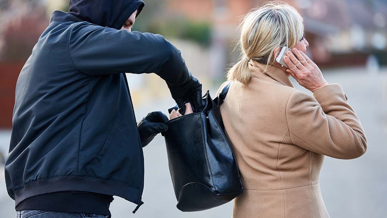 Öffentlichkeitsfahndung nach Raub und sexueller Belästigung - Wer kann Angaben zu den abgebildeten Jugendlichen machen?