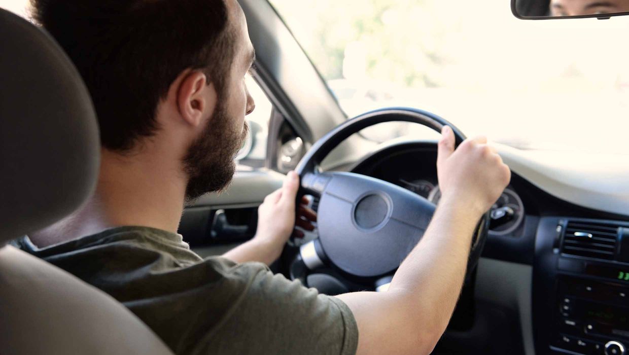 Heide: Alkoholisierter Fahrer kommt von Fahrbahn ab und beschädigt Ampelanlage