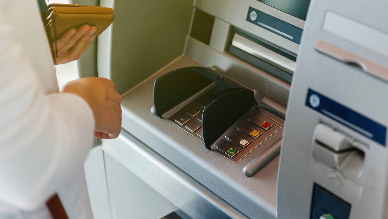 Betrüger legt Senior an Bankautomat herein