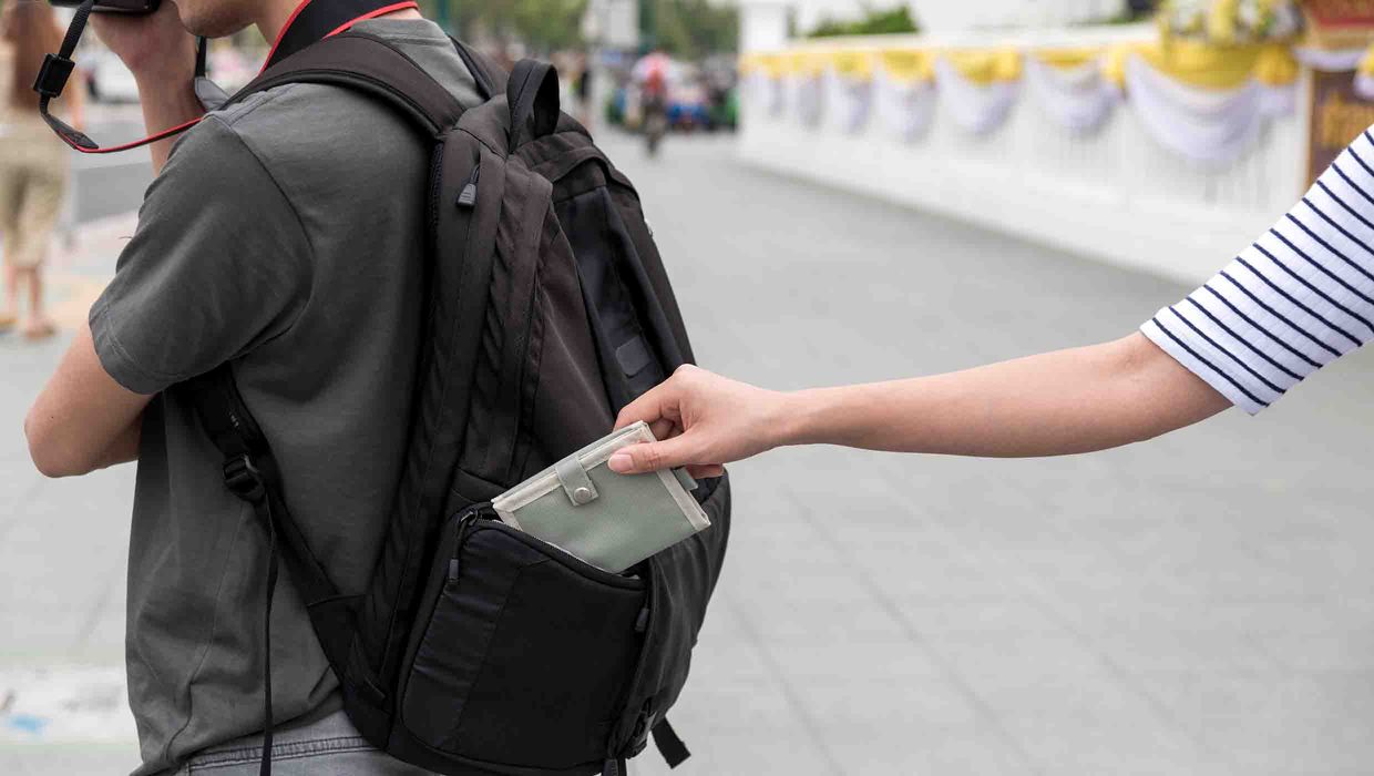 Durch offene Terrassentür eingestiegen +++ Einbruch in Solarpark +++ Taschendieb auf Weihnachtsmarkt +++ Zwei Verletzte nach Abbiegeunfall +++ Verkehrskontrollen rund um den Weihnachtsmarkt