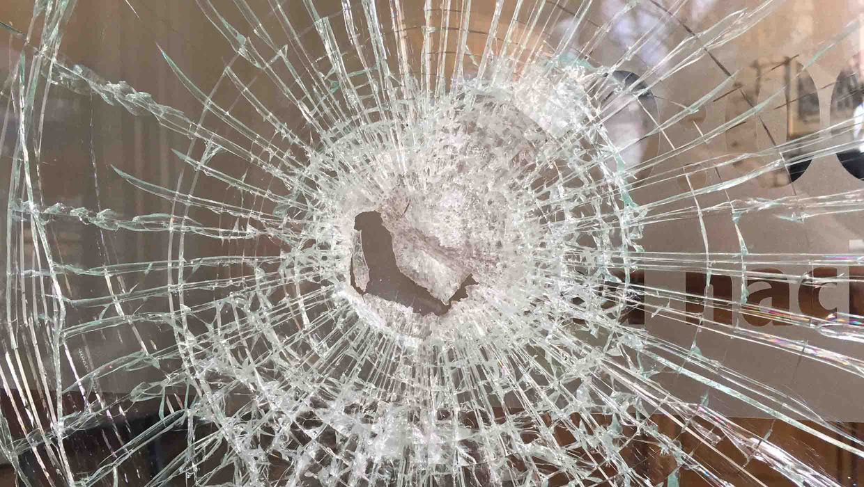 ++ Ladendieb schlägt um sich ++ Einbruch in Restaurant ++ Vandalismus auf Sportplatz ++ Mit Reizstoff in die Augen gesprüht ++ Frau verletzt sich leicht - Glätte auf der Fahrbahn ++