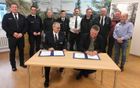 Bei der Unterzeichnung der Sicherheitspartnerschaft in der Nationalparkverwaltung in Wernigerode:
(vorn v.l.) Rodger Kerst Leiter der Polizeiinspektion Goslar (PI) und Nationalparkleiter Dr. Roland Pietsch, (hintere Reihe, v.l.) Marcel Huth (PI), Steffen Jach (PI), Dr. Viktoria Röntgen (NLP), Christian Simson (PI), Christian Schuhmacher (PI), Thomas Schwerdt (NLP), Martin Schulze (PI), Dr. Tim Mann (NLP), Karsten Torkler (NLP).
(Foto: Martin Baumgartner -NLP-, Verwendung frei mit dieser Pressemitteilung)