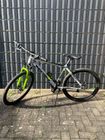 Mountainbike grau mit neongrüner Federgabel der Marke Zündap