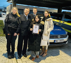 Bildunterschrift: POM Jessica Schröder, PD Rainer Dittschlag, PHK Steffen Nerlich mit Sophia und ihrer Mutter bei der Ehrung (v.l.)