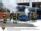 Einsatzkräfte der Feuerwehr München bei einem brennenden Linienbus.
