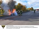 Die Feuerwehr München im Einsatz bei einem brennenden Pkw auf der A8 in Langwied in Fahrtrichtung München.