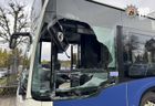 Der Bus wurde in Höhe des Fahrerplatzes getroffen und stark beschädigt. Die Scheibe ging zu Bruch.