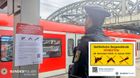 Seit 28. November 2025 - und noch bis 4. Januar 2026 - gilt eine Allgemeinverfügung der Bundespolizei, die das Mitführen von Waffen und gefährlichen Gegenstände in drei Münchner Bahnhöfen sowie drei S-Bahnhaltepunkten verbietet. Beim Aufhängen von Hinweisplakaten am Marienplatz wurden Beamte angepöbelt und tätlich angegriffen. Zudem kam es in einem Schnellzug zu Bedrohungen, Beleidigungen und sexueller Belästigung gegen Zugbegleitpersonal.