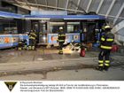 Die Feuerwehr München im Einsatz bei einer entgleisten Trambahn an der Haltestelle Schwabinger Tor.