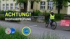 Ein Kind übt für die Radfahrprüfung