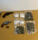 Sichergestellte Drogen und Waffen