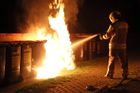 © Roland Halkasch
Symbolbild: Ein Feuerwehrmann löscht einen brennenden Müllcontainer.